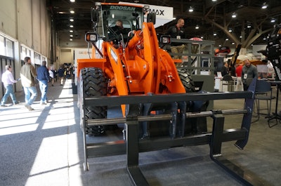 Greasing points at the DL220-5’s articulation joint.