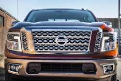 square 2017_Nissan_TITAN_Crew_Cab_03 copy