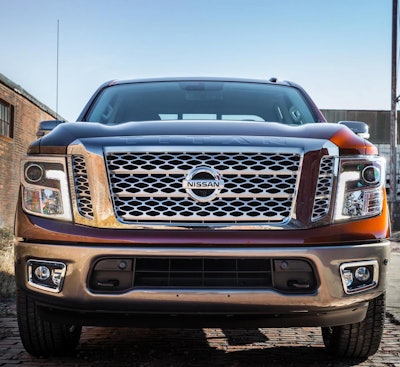 square 2017_Nissan_TITAN_Crew_Cab_03 copy