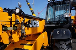 TheTHL 540-140 Hi-Viz Loadall has an 8,500-pound maximum lift capacity with a maximum lift height of 44.2 feet (with stabilizers).