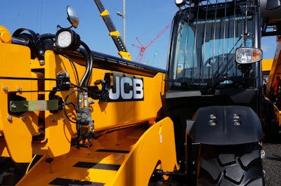 TheTHL 540-140 Hi-Viz Loadall has an 8,500-pound maximum lift capacity with a maximum lift height of 44.2 feet (with stabilizers).