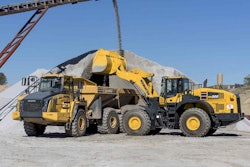 Komatsu WA500-8 loading