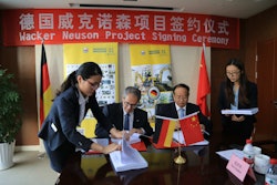 Wacker Neuson SE CEO Cem Peksaglam signs partnership contracts with Yongbiao Qian, Vice Mayor of Pinghu City.