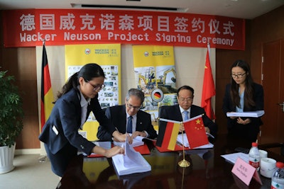 Wacker Neuson SE CEO Cem Peksaglam signs partnership contracts with Yongbiao Qian, Vice Mayor of Pinghu City.