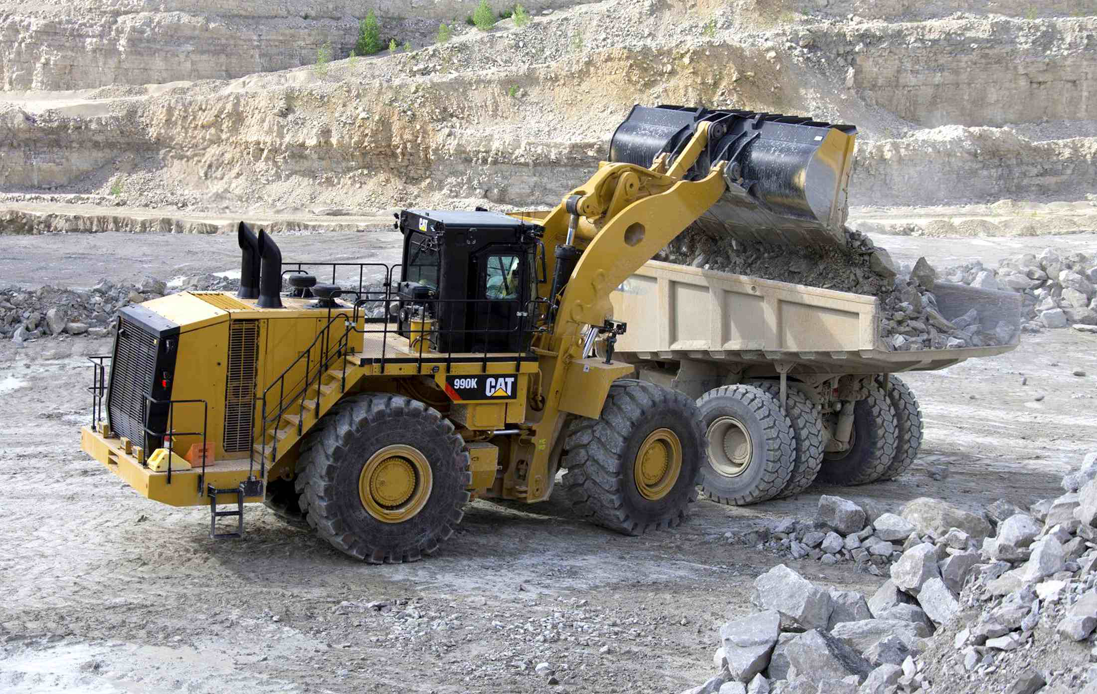 Cat 990K loads truck