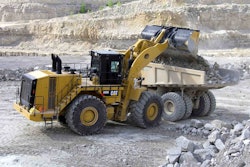 Cat 990K loads truck