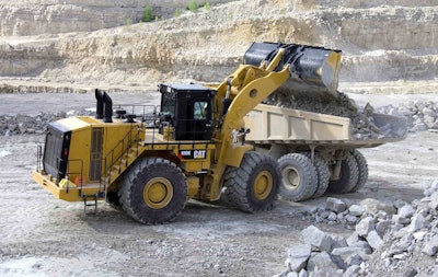 Cat 990K loads truck
