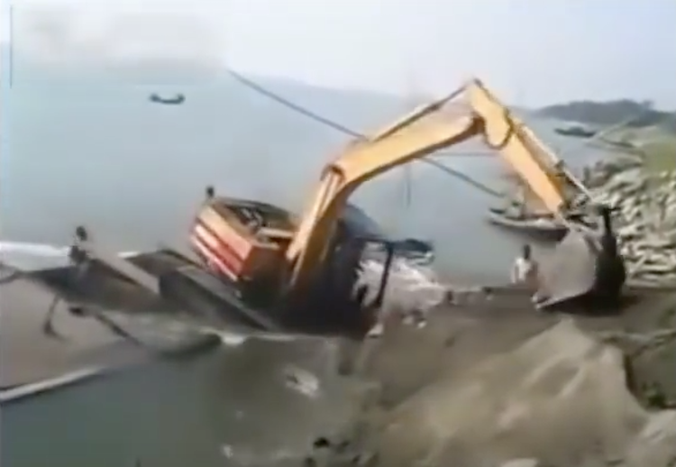 Excavator sinks boat