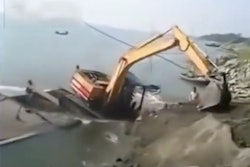 Excavator sinks boat