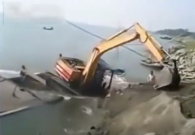 Excavator sinks boat