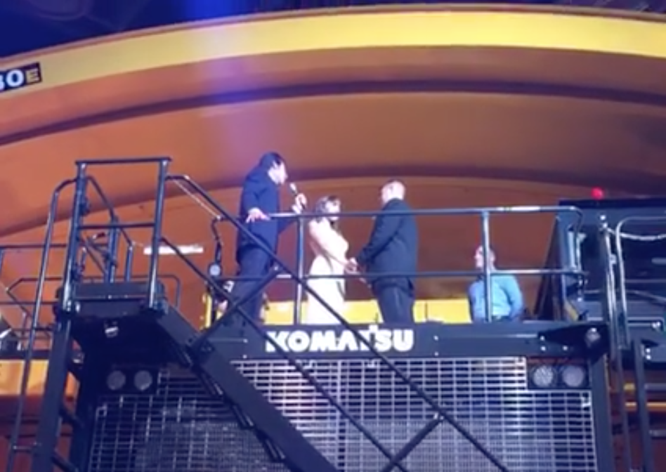 komatsu-930e-wedding
