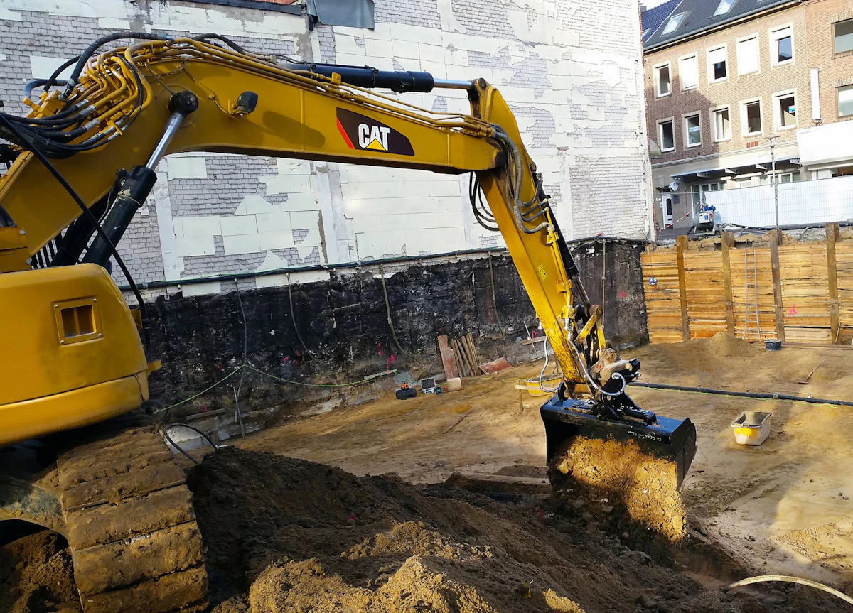 Cat intros lineup of grade-control-ready excavator tilt buckets ...