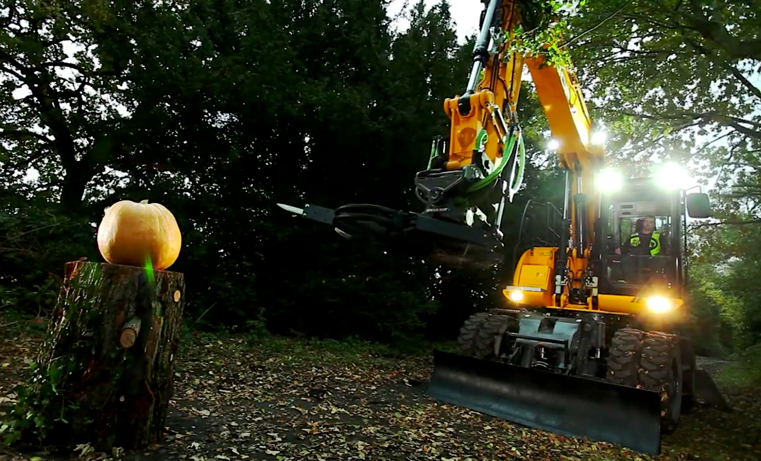 jcb-steelwrist-pumpkin-carving-excavator