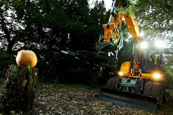 jcb-steelwrist-pumpkin-carving-excavator