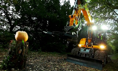 jcb-steelwrist-pumpkin-carving-excavator