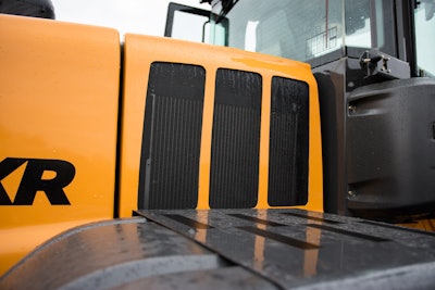 The mid-mounted cooling module allowed Case engineers to lower the engine and move it further back in the 521G through 921G models.