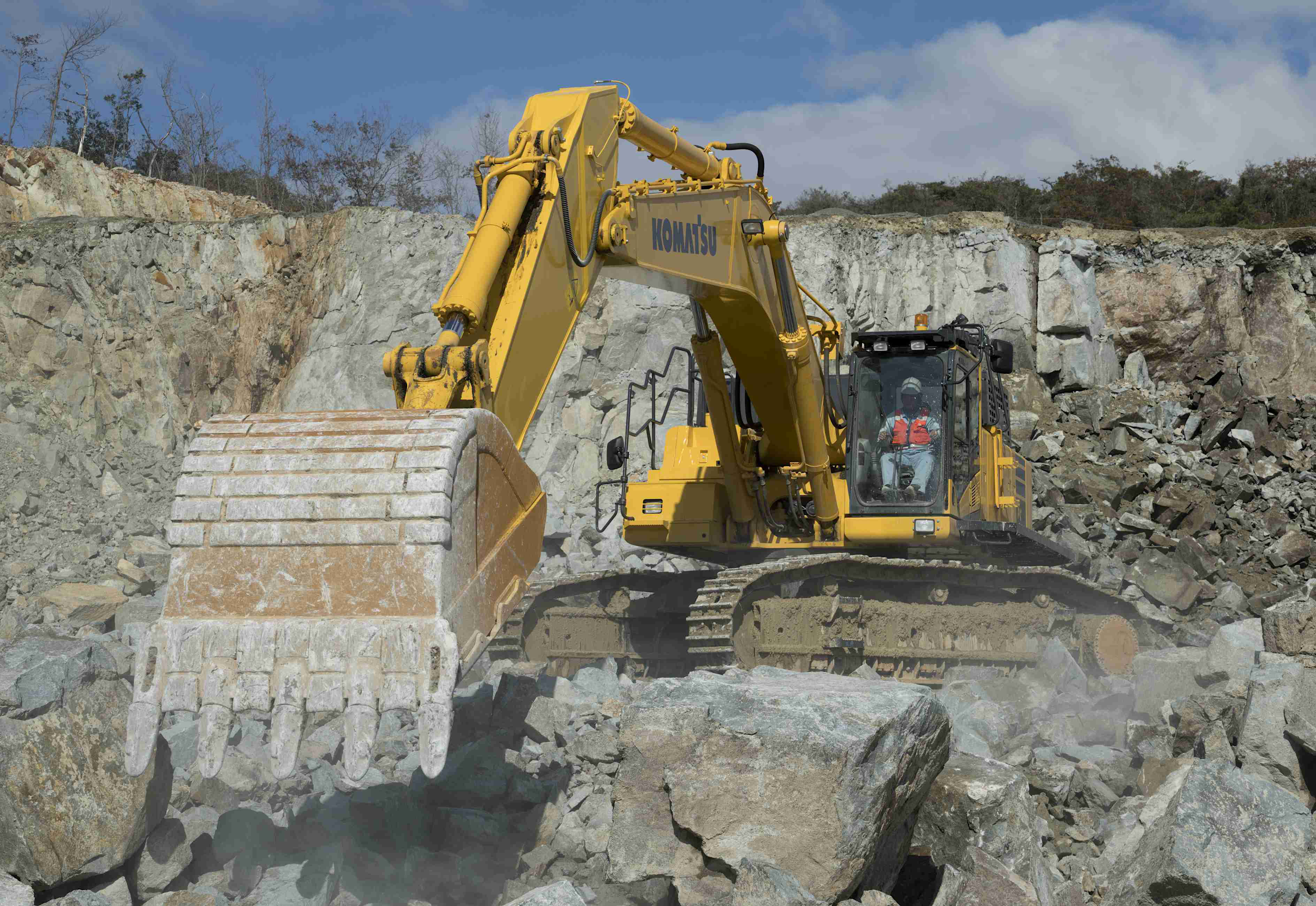 komatsu-pc650lc-11-working-bucket-close-up