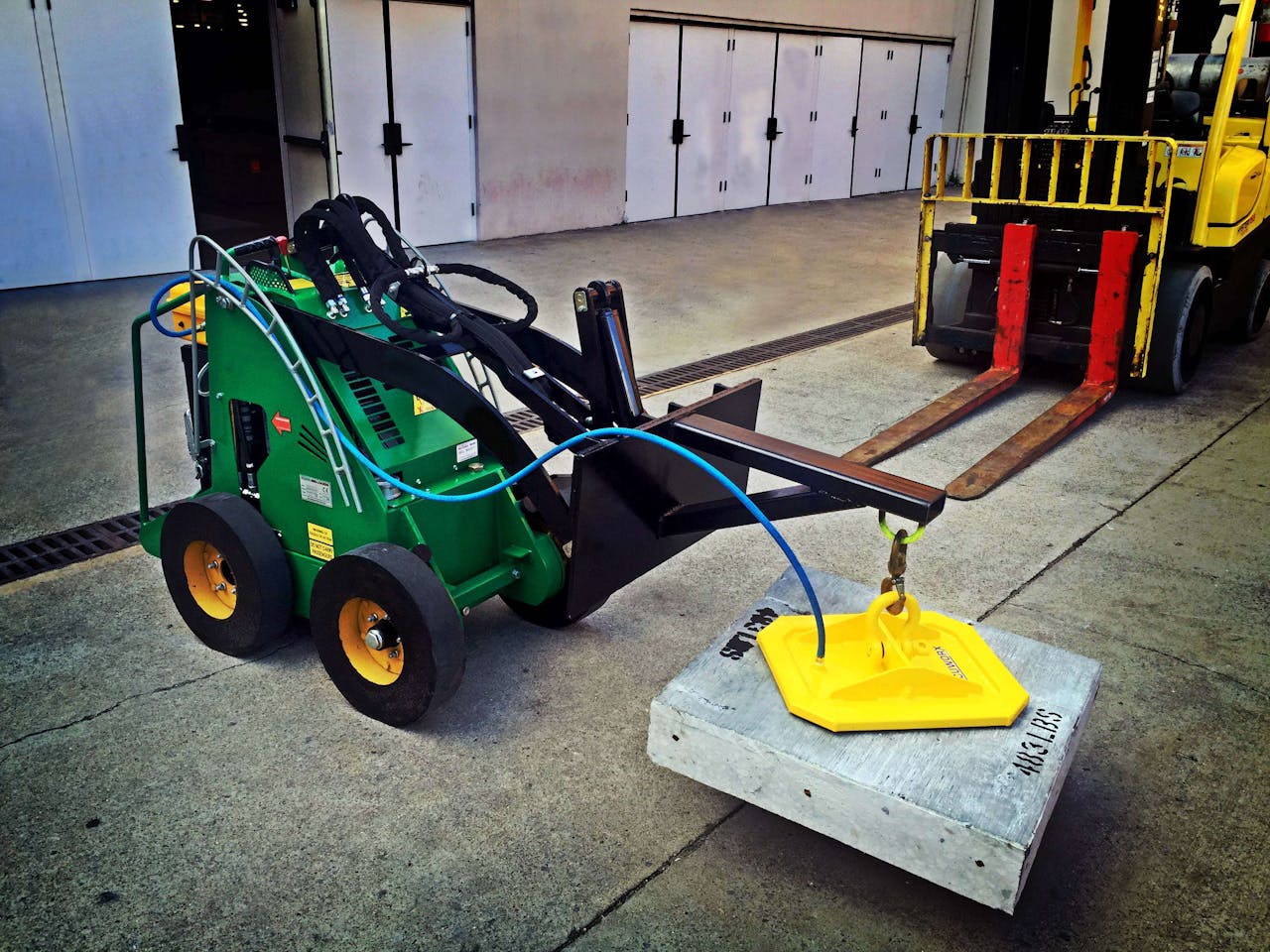 The PS 1 battery powered lifting system can be used with a variety of machines and requires no hydraulics.