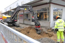 Rototilt R3 Tiltrotator On Volvo Excavator