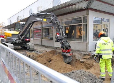 Rototilt R3 Tiltrotator On Volvo Excavator