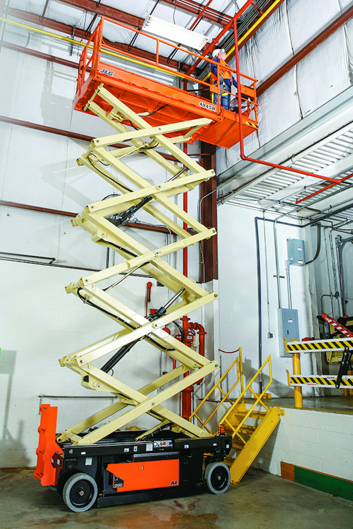 JLG rolls out narrower 4045R and 1532R scissor lifts | Equipment World