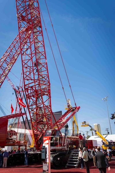 MLC300 crawler crane. Photo credit: Wayne Grayson