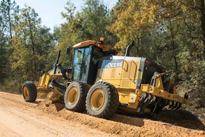 Deere 620G motor grader