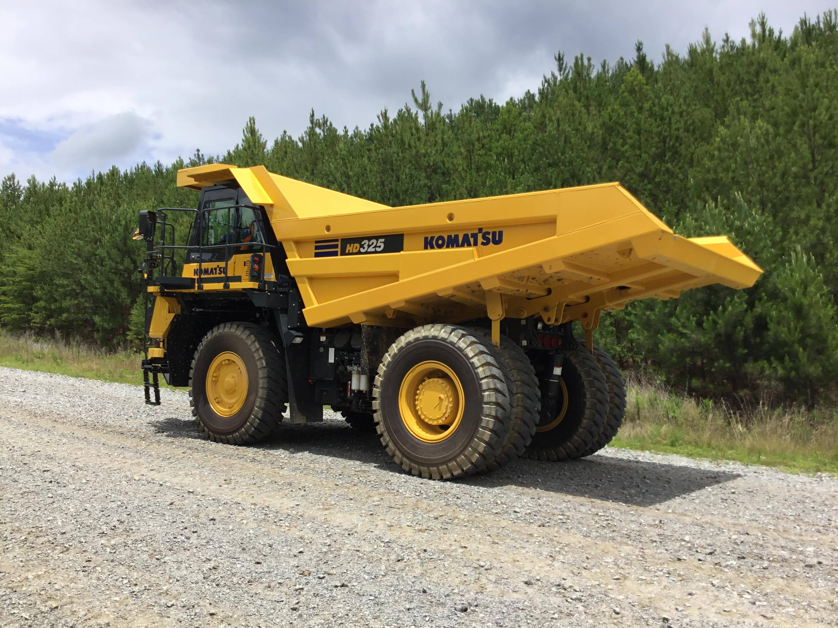 Автосамосвал. Карьерный самосвал Комацу hd730e. Карьерный самосвал Комацу 90. Komatsu HD 405. Карерный самосвал камацу 90 тон.