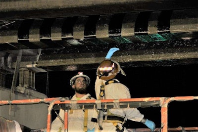 I 17bridgeover19thavecrewsatworkgirdersstrengthenedwithcarbonfiberphotofromquakewrapjuly17