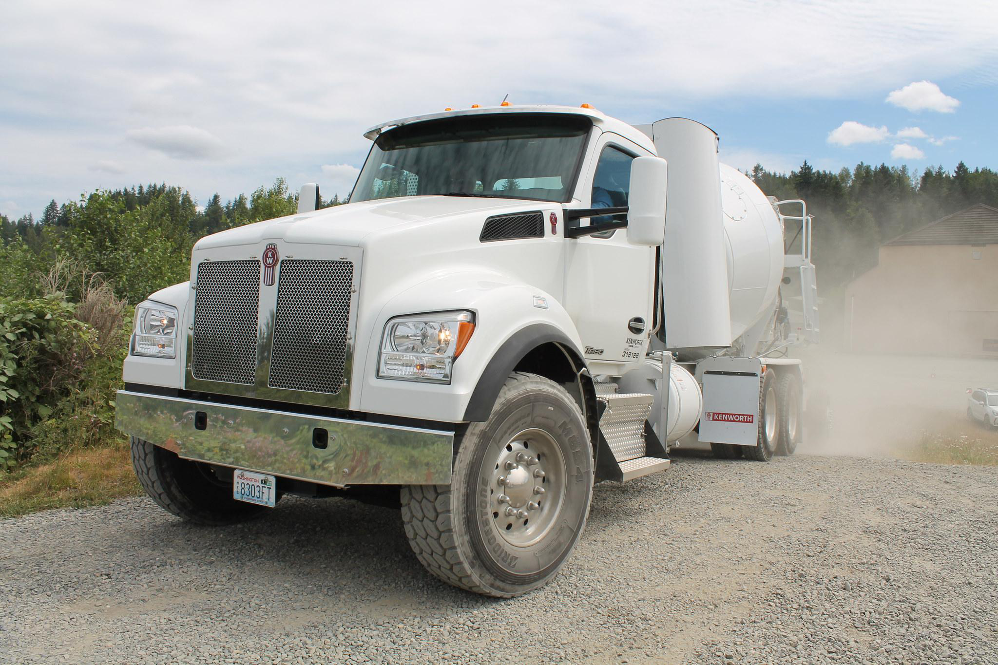 Kenworth White Mixer Cummins-Westport ISL 3