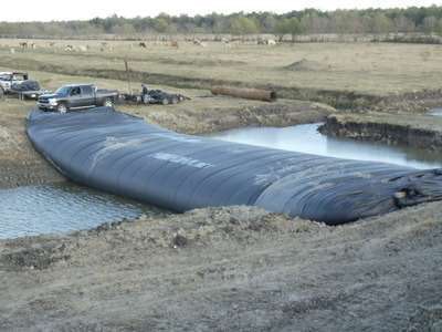 An AquaDam used on a Louisiana levee in 2011. Photo by AquaDam