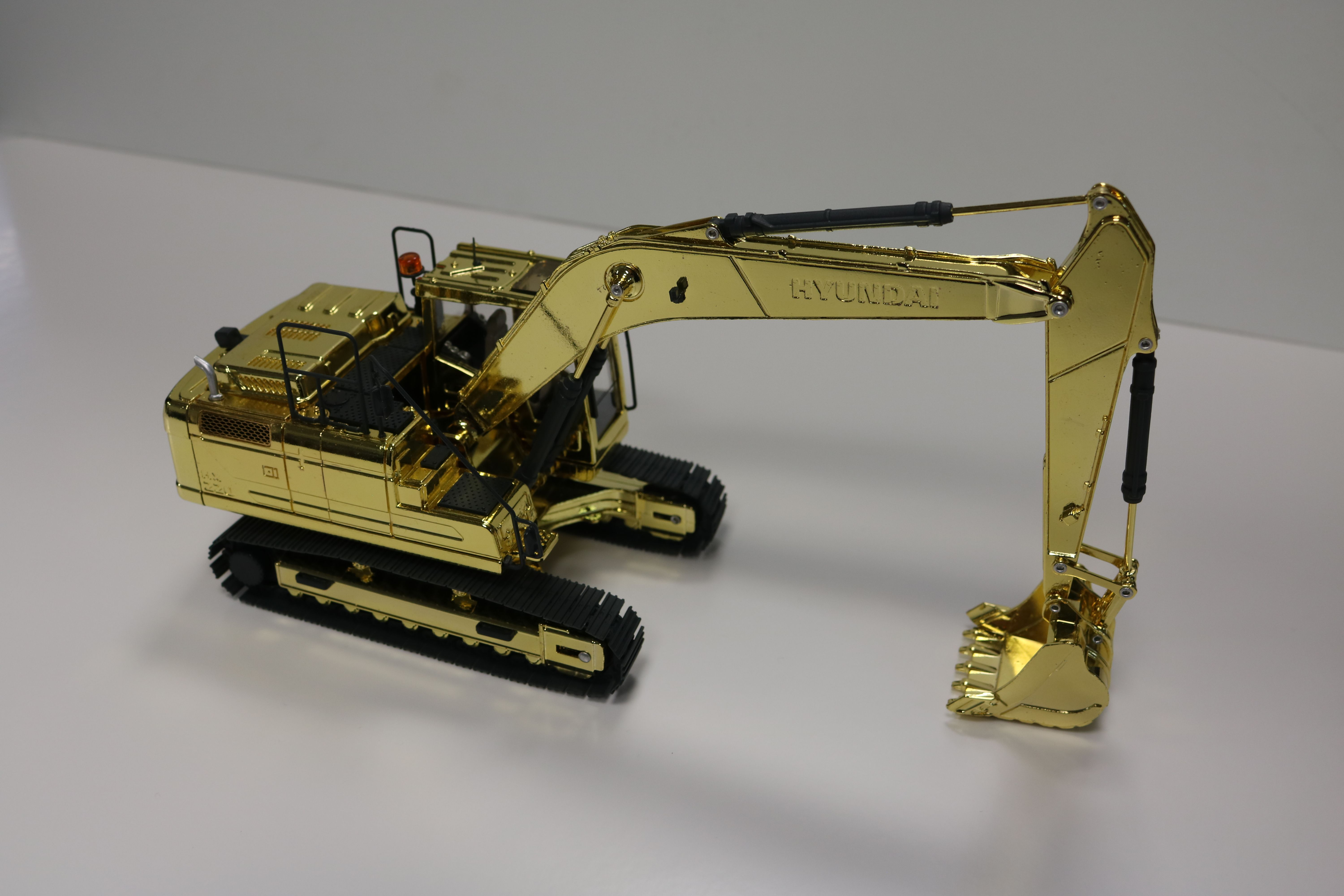 Hyundai gold-plated model excavator_World of Concrete 2018