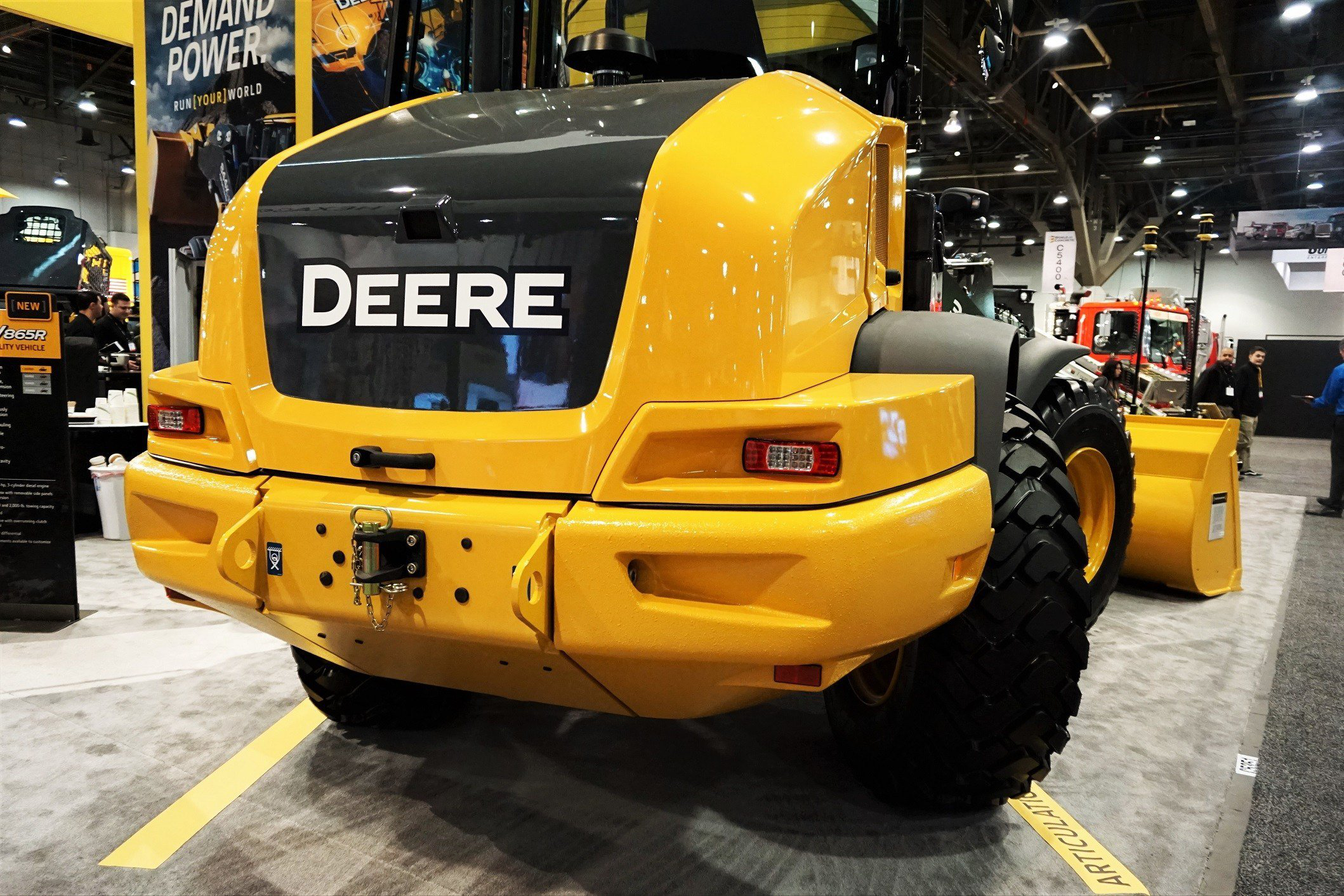 Deere unveils redesigned 344L loader with Articulation Plus steering at ...
