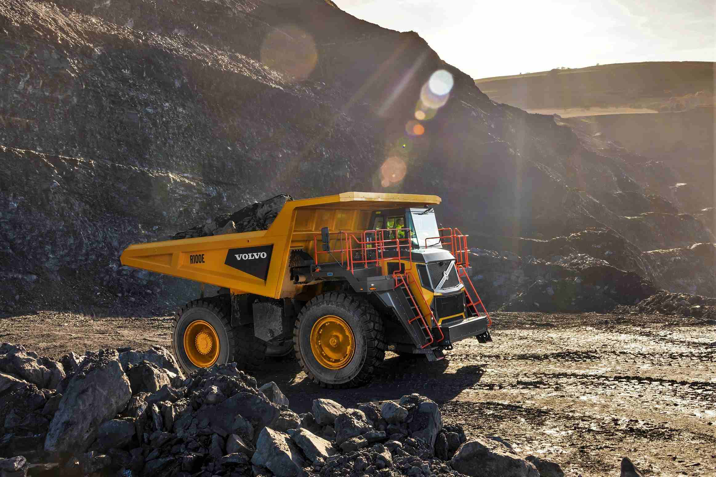 Volvo enters rigid hauler market, unveils 4 new trucks with plans to ...