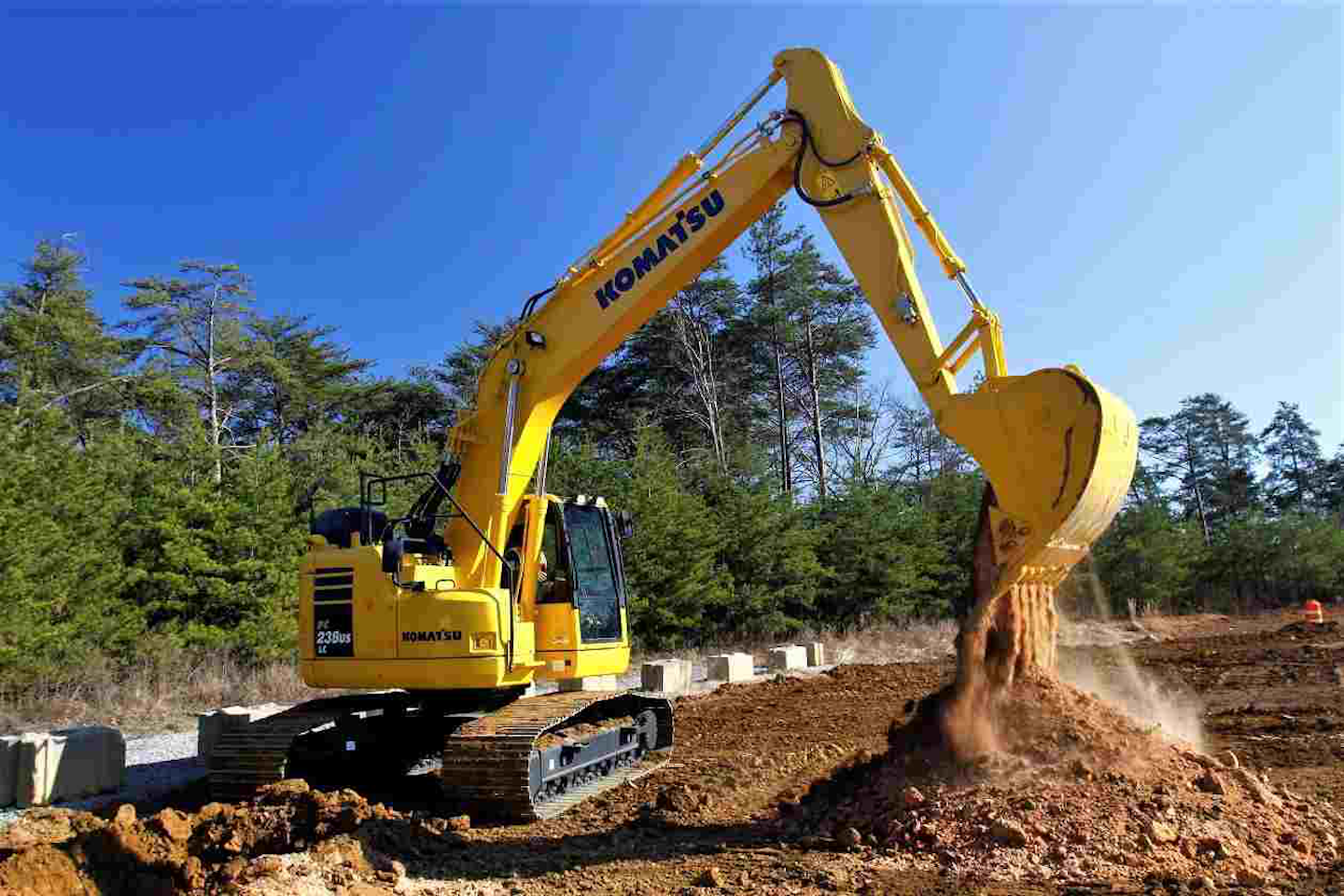 How Komatsu’s KomVision bird’s-eye camera system eliminates excavator ...