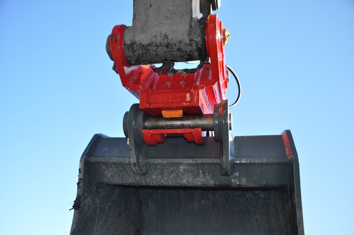 Kinshofer X-LOCK Coupler gives operators step-by-step, in