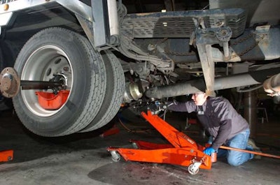 truck axle-repair-maintenance-technician20090730_0166-2016-09-27-13-48-768×509