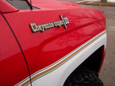 Super 10 Logo Exterior