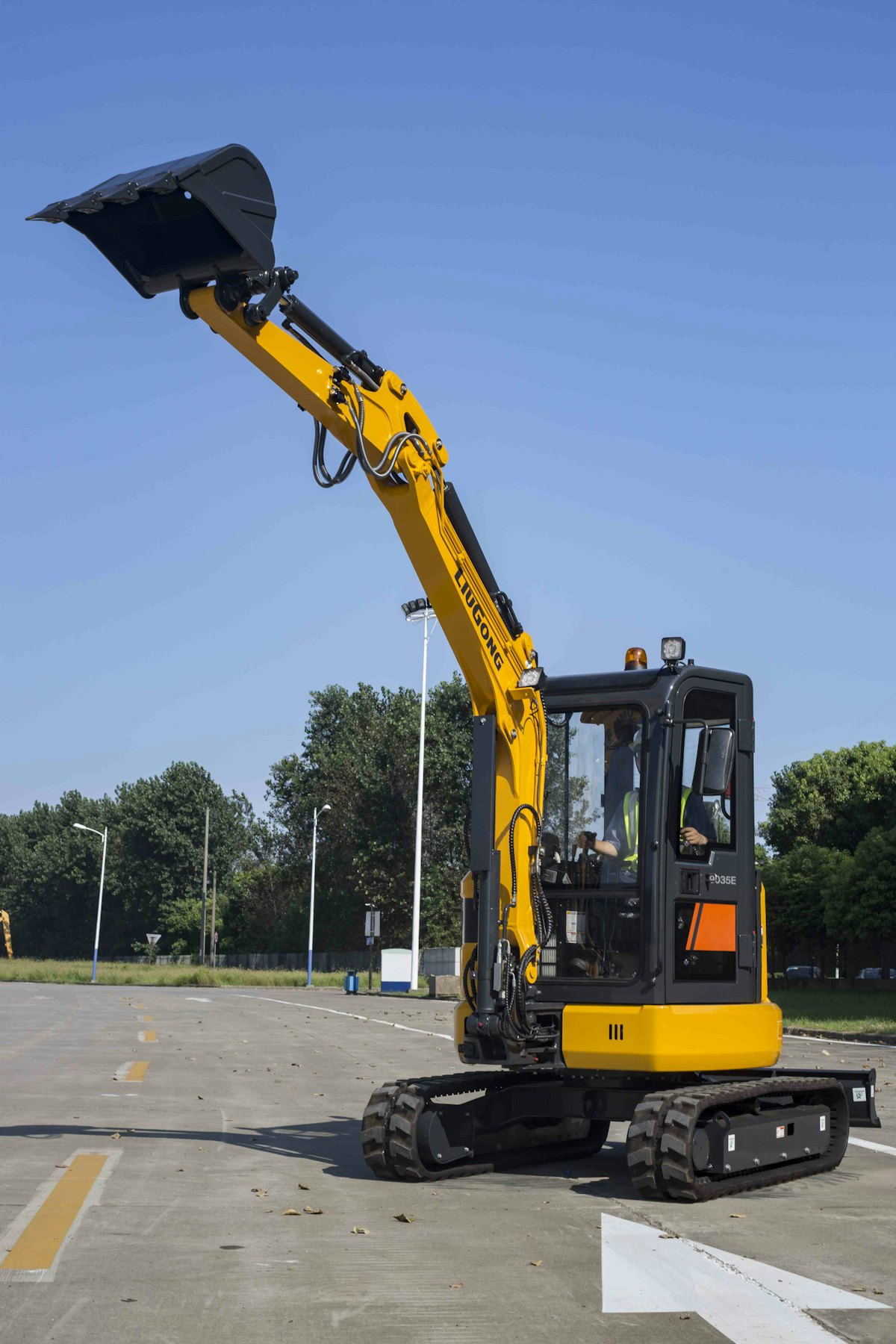 9035E marks LiuGong's first zero tailswing, TF4 compact