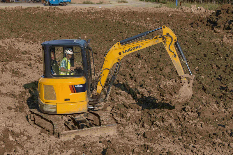9035E marks LiuGong’s first zero tailswing, TF4 compact excavator ...