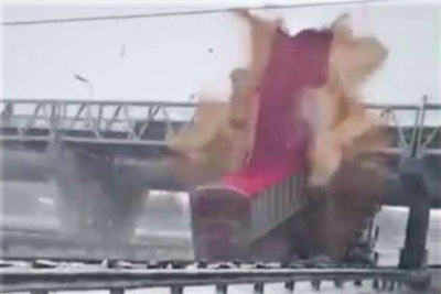 Semi Truck Raised Dump Trailer Explode