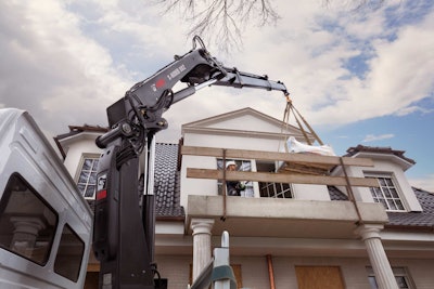 The X-HIDUO 082 features remote control, semi-automiact folding and load stability system for vertical movements.