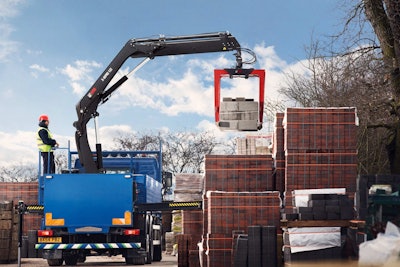 Hiab’s new X-HIPRO 122 has an advanced remote-control system.