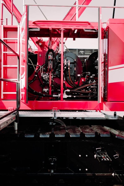 Inside mechanics of Manitowoc MLC100-1