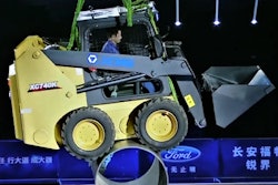Screenshot-2018-5-17 (71) CCTV – Heavy machinery becomes agile acrobat Man drives a loader
