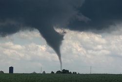 Screenshot_2018-07-24 (1) TORNADOFEST in Iowa including Pella EF3 Tornado – July 19th, 2018 – YouTube