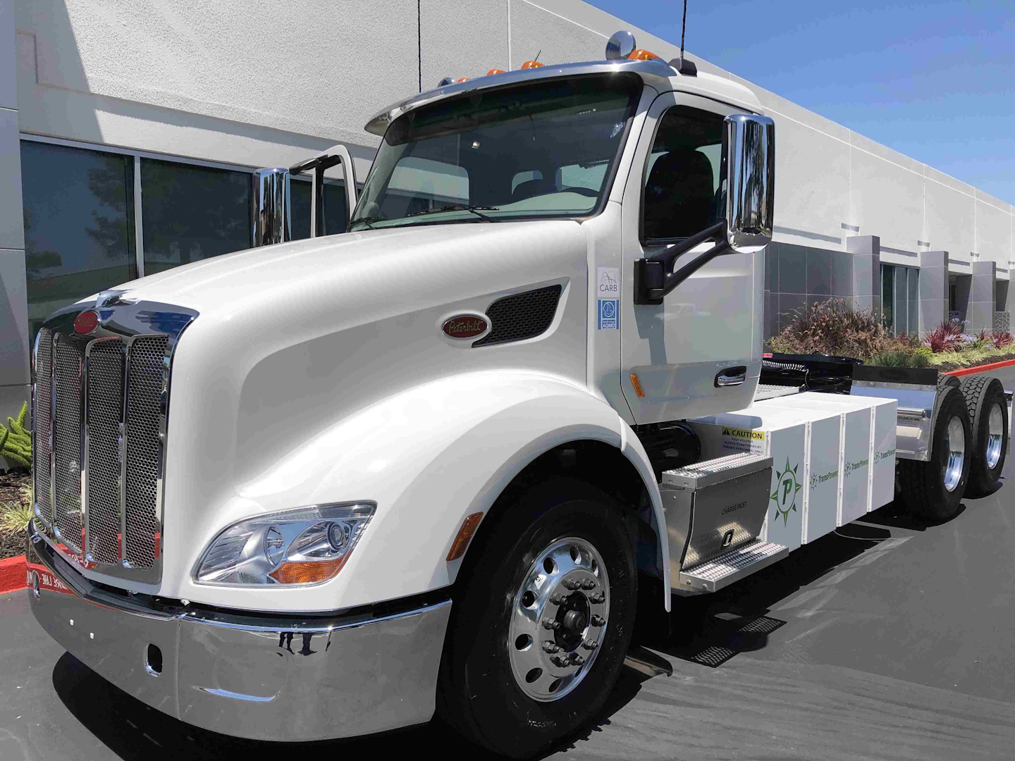 Demonstration Peterbilt's fully electric Model 579 tractor Equipment