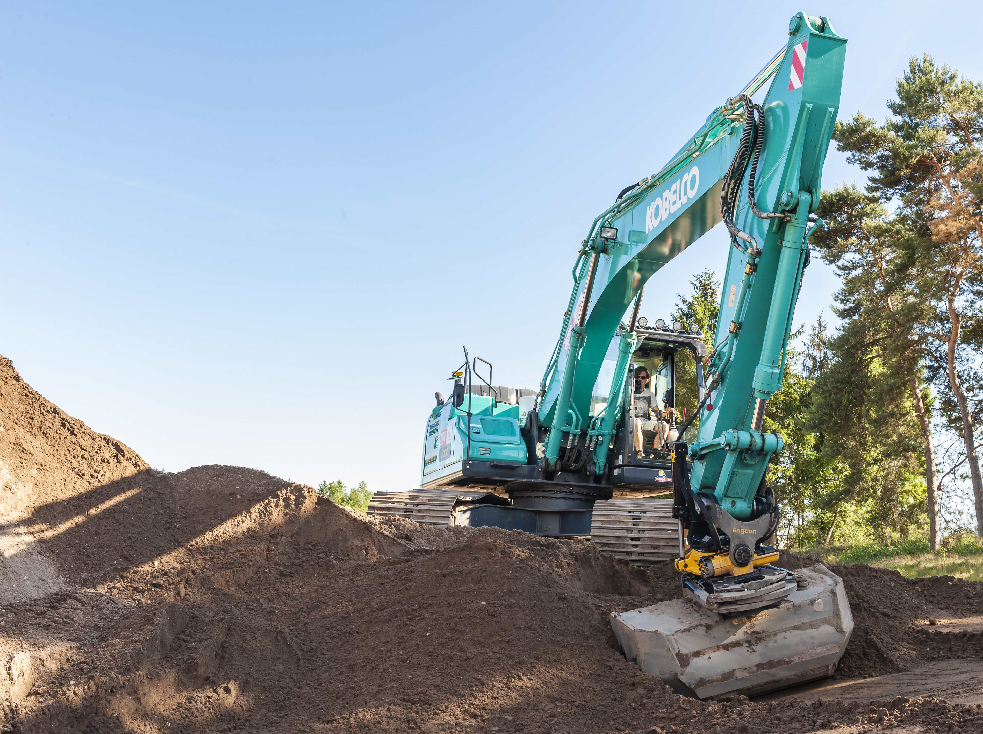 Kobelco_210_engcon