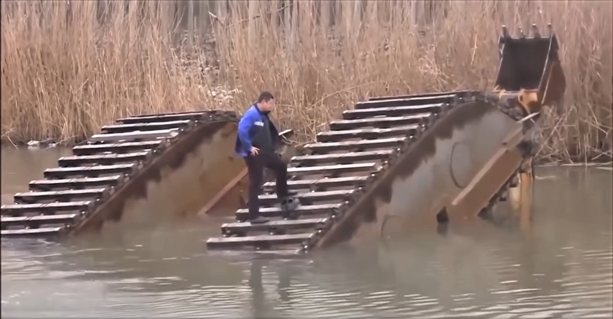 Video of amphibious excavator sinking & overturning