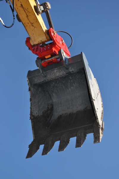 Excavator with hydraulic quick coupler included